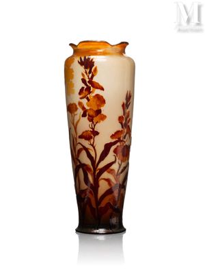 un vase orné d'un motif floral sur une surface blanche