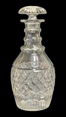 un vase en verre transparent avec un couvercle argenté, sur fond noir