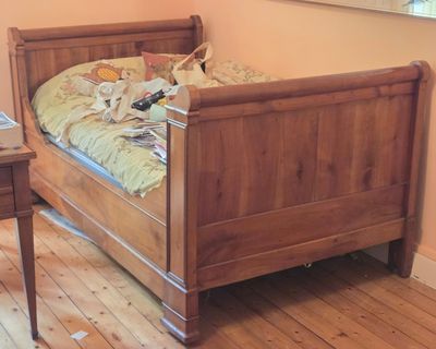 LIT bateau en merisier. L. 110 cm.