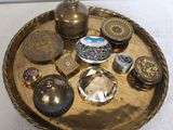 un plateau en métal posé sur une table, sur lequel se trouvent divers objets