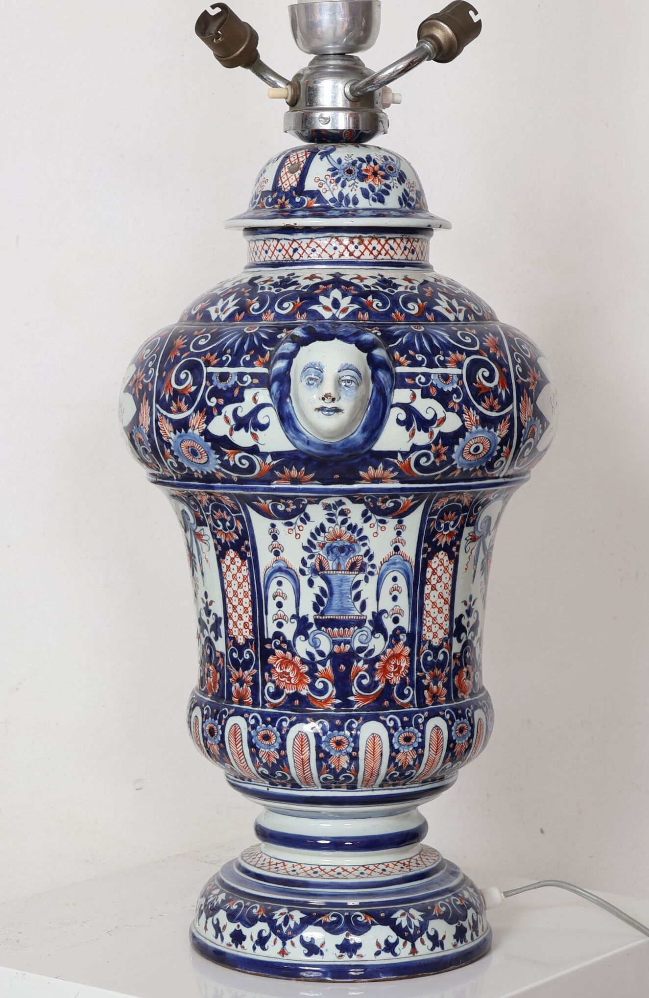 SAMSON, dans le goût de Rouen. Vase monté en lampe en faïence bleue et rouge à décor de fleurs, lambrequins et treill...