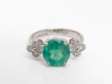 bague en émeraude et diamant sur fond blanc