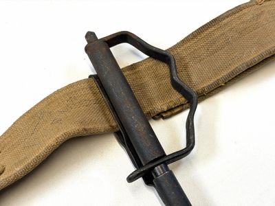 un gros plan d'une ceinture à laquelle est fixée une arme à feu