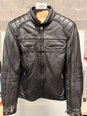 une veste en cuir noir exposée sur un mannequin dans un magasin
