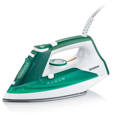 un gros plan d'un fer à repasser à vapeur vert et blanc posé sur une surface blanche