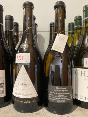 plusieurs bouteilles de vin sont alignées sur un comptoir