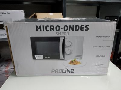 emballage d'un micro-ondes posé sur une table dans un magasin