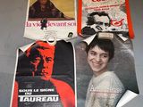 de nombreuses affiches accrochées au mur d'une pièce
