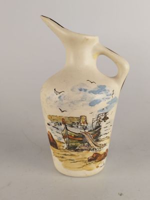 un vase blanc orné d'une illustration représentant une scène de plage