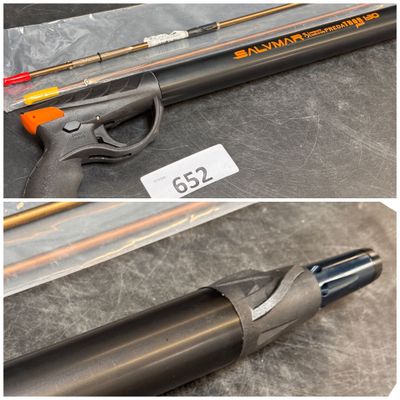 deux photos différentes d'une arme à feu exposée, accompagnée d'une étiquette de prix