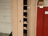 un objet rose posé par terre devant une armoire de rangement