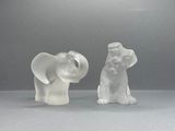 deux figurines représentant un chien et un éléphant