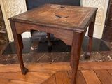 une petite table avec un plateau en bois posée sur un parquet en bois dur