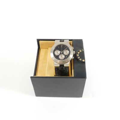 montre dans un écrin noir avec une chaîne, sur fond blanc