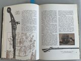 un livre ouvert avec l'image d'un pistolet et celle d'un soldat