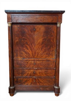 SECRETAIRE en placage d'acajou flammé, les montants à colonn…
