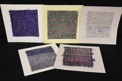 quatre cartes de couleurs et de motifs différents sur un fond noir