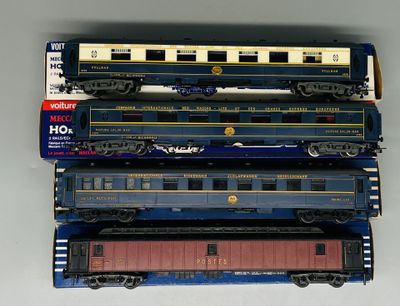 Plusieurs petits trains sont empilés les uns sur les autres sur une table