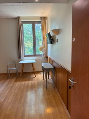 une pièce avec une table et des chaises