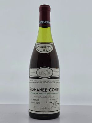 une bouteille de vin posée sur une table
