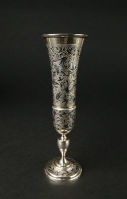 un vase ancien en argent sur fond noir, avec un fond noir