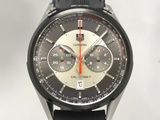 une montre noire et argentée avec une trotteuse rouge