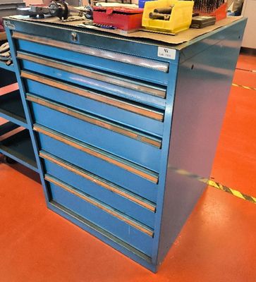 un établi bleu sur lequel sont posés de nombreux outils