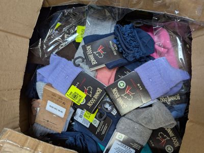 de nombreuses paires de chaussettes dans une boîte en carton