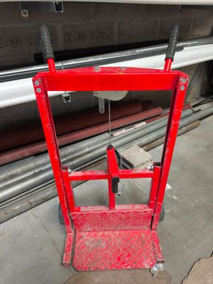 un diable rouge posé par terre