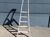 une échelle appuyée contre un mur, sur laquelle se projette une ombre