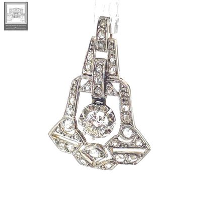 gros plan d'un pendentif en diamant sur fond blanc