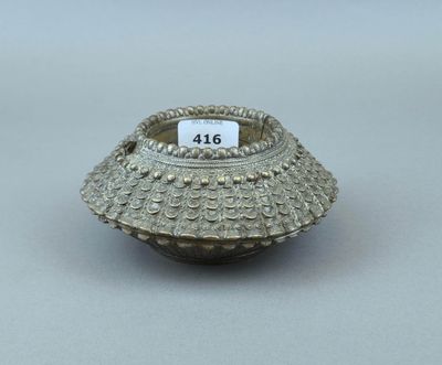 une image représentant un vase en argent sur lequel figure une étiquette