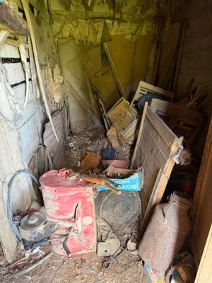 une pièce remplie de bric-à-brac