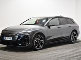 Une Audi e-TRC grise est garée sur un sol à damier.