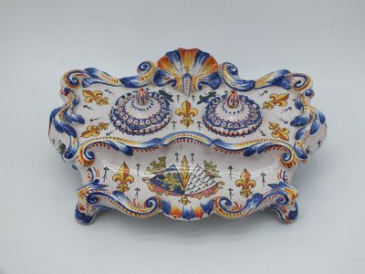 un plateau décoratif orné d'un motif décoratif