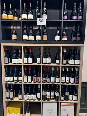 de nombreuses bouteilles de vin sur les étagères du magasin