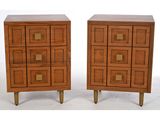 paire de tables de chevet de style « mid-century » en bois de noyer avec des ferrures en laiton