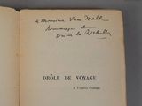 un livre ouvert, sur lequel on peut lire des notes manuscrites, posé sur une table