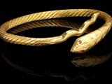 un gros plan d'un bracelet en or orné d'un serpent