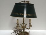 une lampe de table ancienne en laiton, surmontée d'un abat-jour vert
