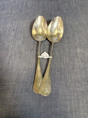 deux cuillères posées sur une table