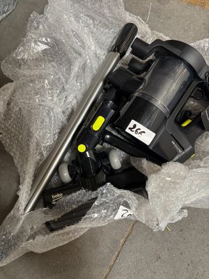 une image représentant un ventilateur posé sur un sac en plastique