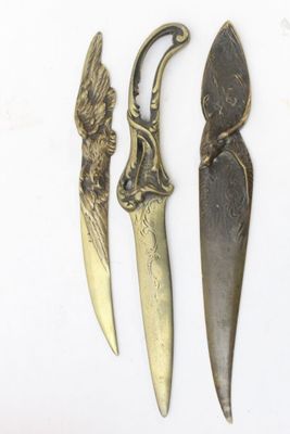 Réunion de 3 coupe papiers en bronze à motif sculptés L.
