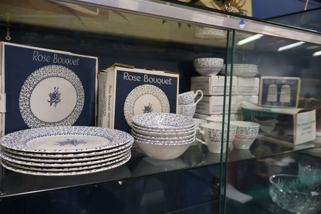 ROYAL VICTORIA. Service en faience anglaise moderne modèle « rose...