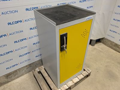une photo d'une armoire métallique posée sur une palette devant un mur