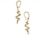 une paire de boucles d'oreilles en or sur fond blanc