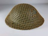 un gros plan d'un casque posé sur une surface blanche
