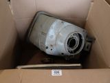 une boîte en carton contenant un objet métallique