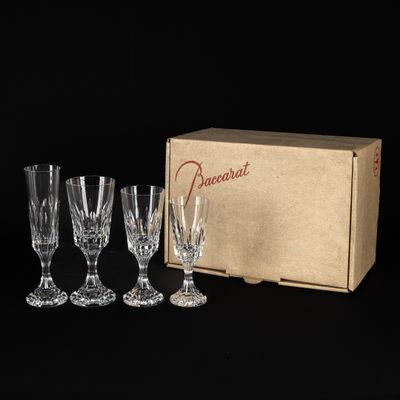 un lot de quatre verres à vin en cristal présentés dans une boîte en carton