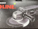 une boîte contenant une polisseuse Black & Decker Proline posée sur une table